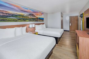 Days Inn & Suites by Wyndham Greeley