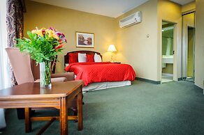 Peterborough Inn & Suites Hotel