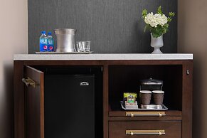 Hilton Indianapolis Hotel & Suites