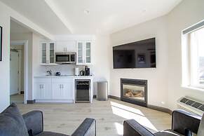 Cedar Street Hotel and Suites