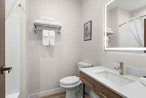 Cedar Street Hotel and Suites