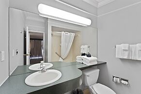 Cedar Street Hotel and Suites