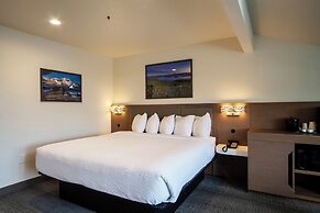 Cedar Street Hotel and Suites