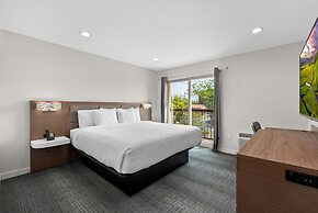 Cedar Street Hotel and Suites