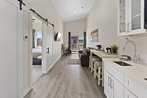 Cedar Street Hotel and Suites