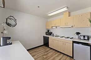 Cedar Street Hotel and Suites