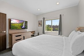 Cedar Street Hotel and Suites