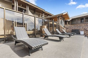 Cedar Street Hotel and Suites