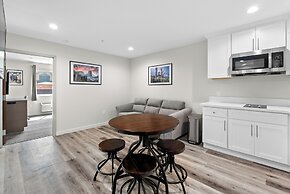 Cedar Street Hotel and Suites