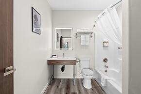 Cedar Street Hotel and Suites