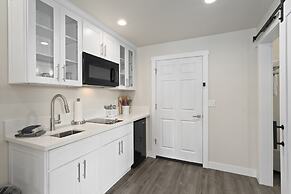 Cedar Street Hotel and Suites