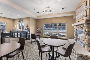 Cedar Street Hotel and Suites