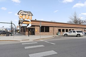 Cedar Street Hotel and Suites