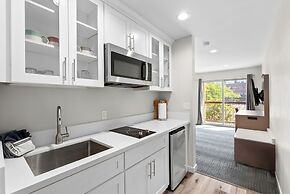 Cedar Street Hotel and Suites