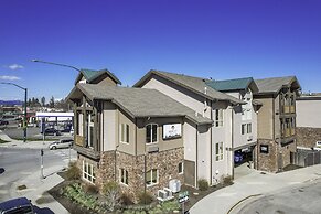 Cedar Street Hotel and Suites