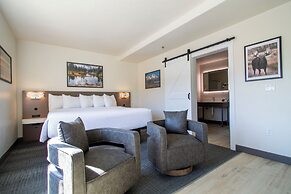 Cedar Street Hotel and Suites