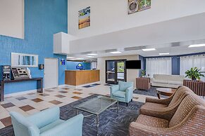 Days Inn & Suites by Wyndham Savannah Midtown
