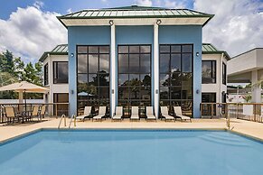 Days Inn & Suites by Wyndham Savannah Midtown