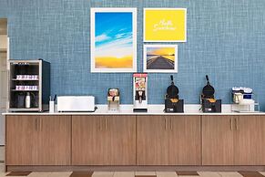 Days Inn & Suites by Wyndham Savannah Midtown