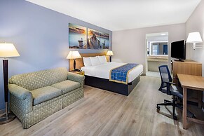 Days Inn & Suites by Wyndham Savannah Midtown