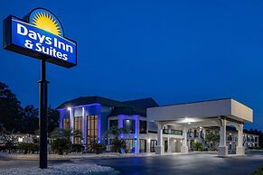 Days Inn & Suites by Wyndham Savannah Midtown