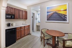 Days Inn & Suites by Wyndham Savannah Midtown