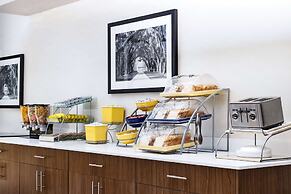 Days Inn & Suites by Wyndham Savannah Midtown