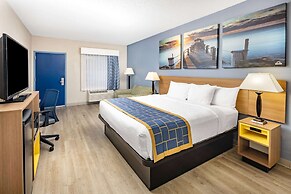 Days Inn & Suites by Wyndham Savannah Midtown