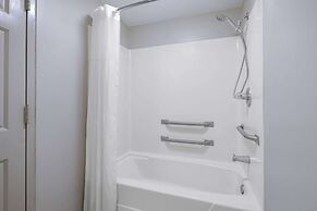 Days Inn & Suites by Wyndham Savannah Midtown