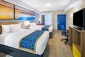 Days Inn & Suites by Wyndham Savannah Midtown