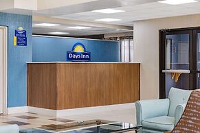Days Inn & Suites by Wyndham Savannah Midtown