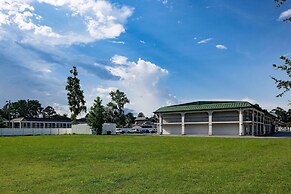 Days Inn & Suites by Wyndham Savannah Midtown