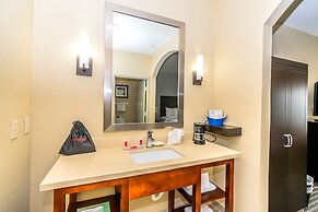 Econo Lodge Inn & Suites East