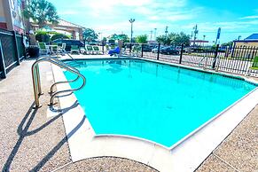 Econo Lodge Inn & Suites East