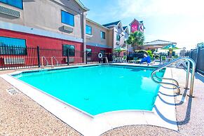 Econo Lodge Inn & Suites East