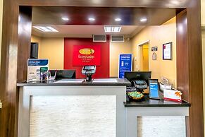 Econo Lodge Inn & Suites East