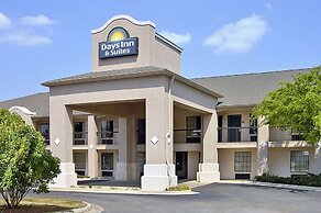 Days Inn & Suites by Wyndham Fort Valley