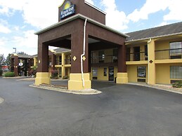 Days Inn & Suites by Wyndham Fort Valley