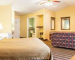 Econo Lodge Inn & Suites