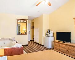 Econo Lodge Inn & Suites