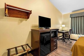 Econo Lodge Inn & Suites
