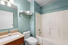Econo Lodge Inn & Suites