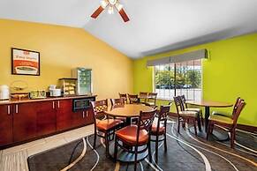 Econo Lodge Inn & Suites
