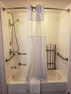 Hampton Inn & Suites Newtown