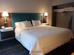Hampton Inn & Suites Newtown