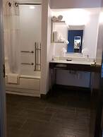 Hampton Inn & Suites Newtown