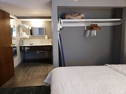 Hampton Inn & Suites Newtown