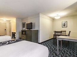 La Quinta Inn & Suites by Wyndham Kansas City Airport