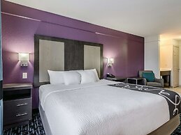 La Quinta Inn & Suites by Wyndham Kansas City Airport