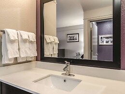 La Quinta Inn & Suites by Wyndham Kansas City Airport